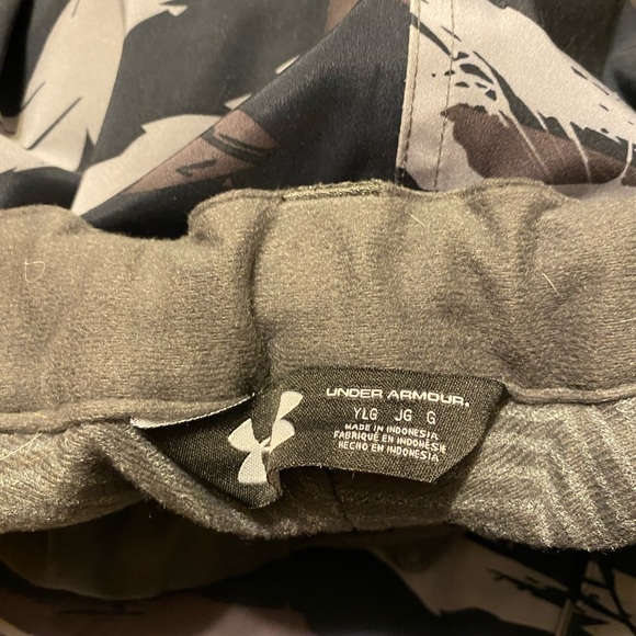 Under Armour snow jacket and snow pants. - Picture 4 of 6